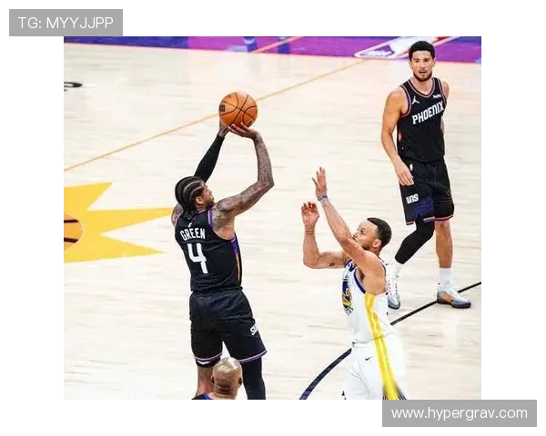 格林利用挡拆防守制造错位，提升勇士关键时刻防守效率